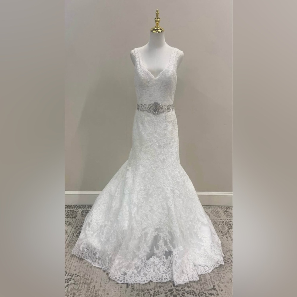 Elegant White Lace V-Neck Mermaid Wedding Dress - Picture 2 of 8